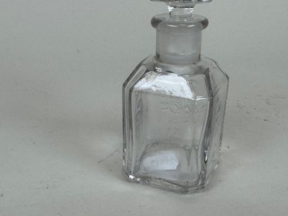GUERLIN, Paris.
Small bottle in molded glass.
H....