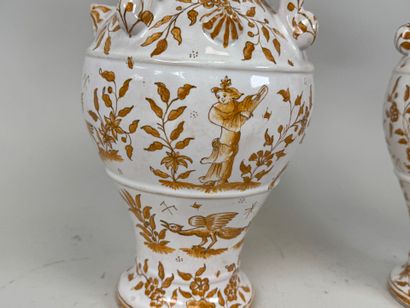 Moustiers.
Paire de vases en faïence crème...