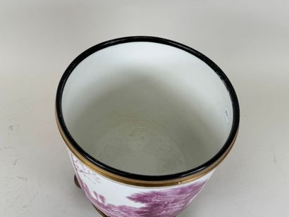 Paris, XIXe.
Grand cache-pot en porcelaine...