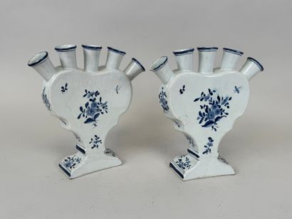 DELFT.
Paire de bouquetières en faïence bleu...