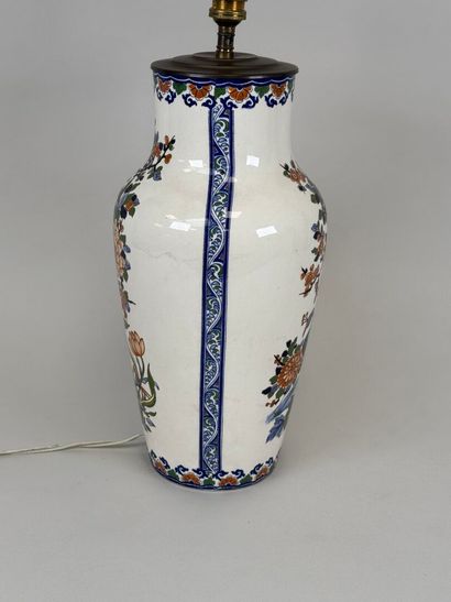 GIEN.
Vase en faïence polychrome à décor...