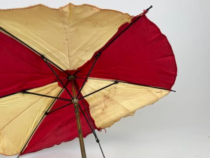 Lot comprenant :
- petite ombrelle ou parapluie...