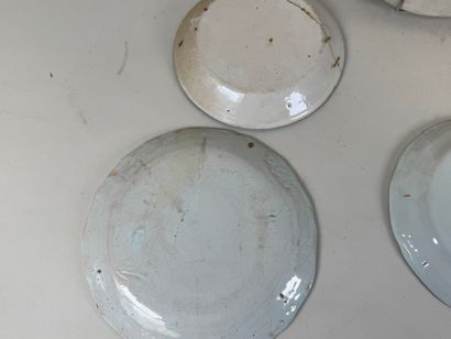 Divers plats ou assiettes en faïence polychrome...