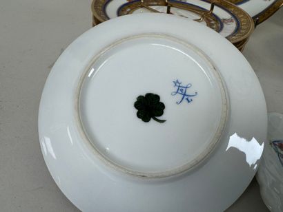 Partie de service à dessert en porcelaine...