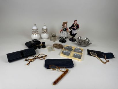 Lot including :
- pair of polychrome and...