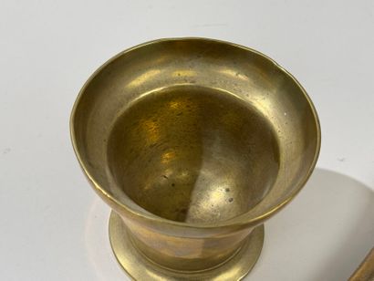 Mortar and pestle in gilt bronze.
19th century.
H....