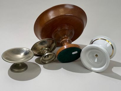 Turned wood bowl on foot.
H. 16 cm and D....