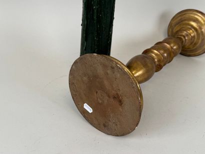 Pique-cierge en bois doré et stuqué.
H. 44...