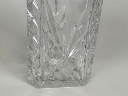 Carafe in cut crystal with geometric motifs.
H....
