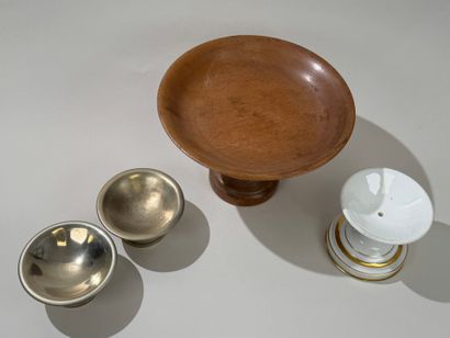 Turned wood bowl on foot.
H. 16 cm and D....