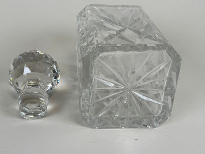 Carafe in cut crystal with geometric motifs.
H....