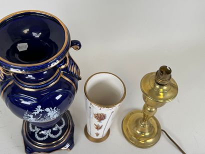 Lot comprenant :
- vase en céramique sur...