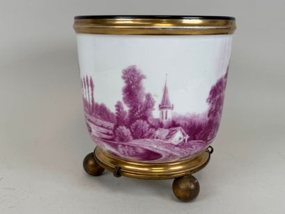 Paris, XIXe.
Grand cache-pot en porcelaine...