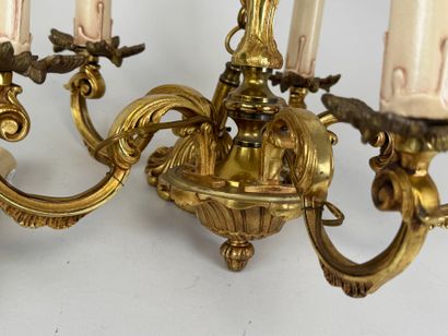 Lustre en bronze doré à cinq bras de lumière.
H....
