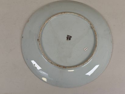 CHINE, XXe.
Grand plat en porcelaine polychrome...