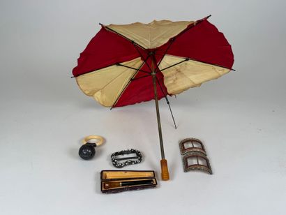 Lot comprenant :
- petite ombrelle ou parapluie...