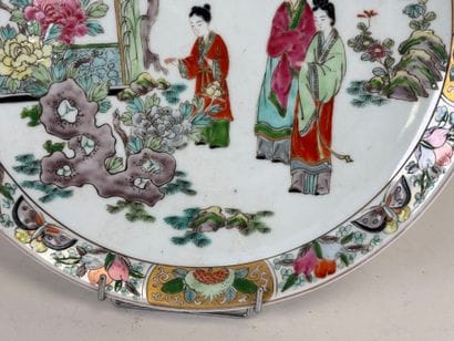 CHINE, XXe.
Grand plat en porcelaine polychrome...