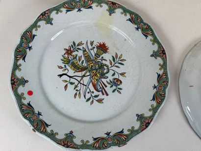Divers plats ou assiettes en faïence polychrome...