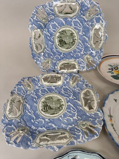 Collection de 8 assiettes en faïence polychrome...