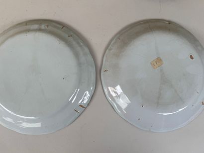 Divers plats ou assiettes en faïence polychrome...