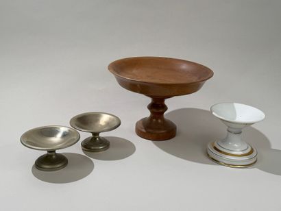 Turned wood bowl on foot.
H. 16 cm and D....