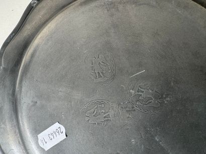 Série de 6 assiettes en étain de forme chantournée.
D....