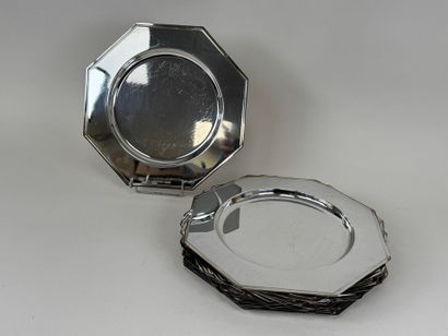 Série de 14 assiettes de forme octogonale...