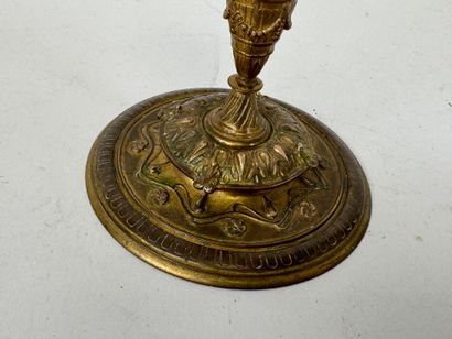 BARBEDIENNE.
Petit bougeoir en bronze doré...