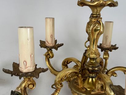Lustre en bronze doré à cinq bras de lumière.
H....