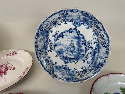 Collection de 7 assiettes en faïence polychrome...