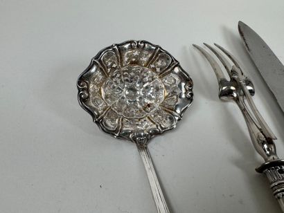 Lot including :
- a silver sprinkling spoon...