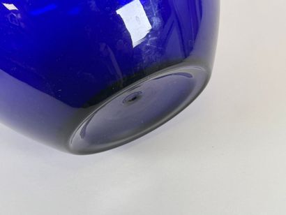 Important vase en verre coloré bleu.
H. 29...