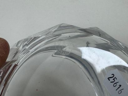 BACCARAT.
Petite bonbonnière en cristal.
Estampillée.
H....