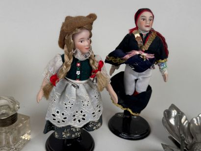 Lot including :
- pair of polychrome and...