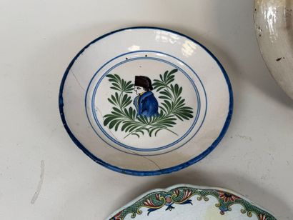 Divers plats ou assiettes en faïence polychrome...
