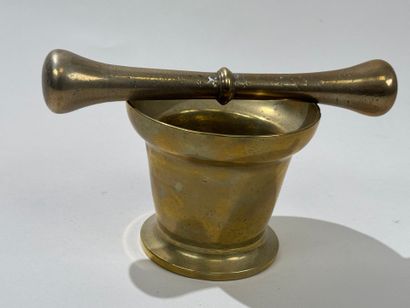 Mortar and pestle in gilt bronze.
19th century.
H....