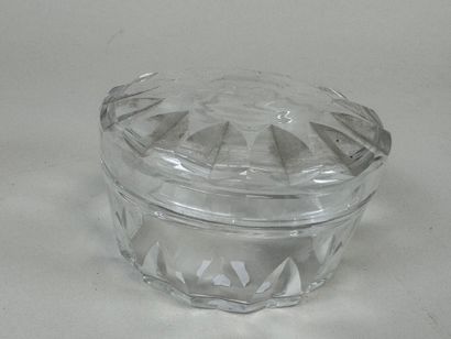 BACCARAT.
Petite bonbonnière en cristal.
Estampillée.
H....