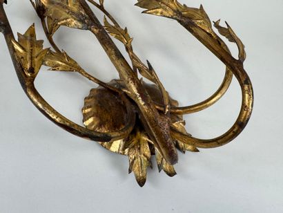 Grande applique en métal doré en forme de...