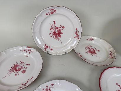 Collection de 7 assiettes en faïence polychrome...
