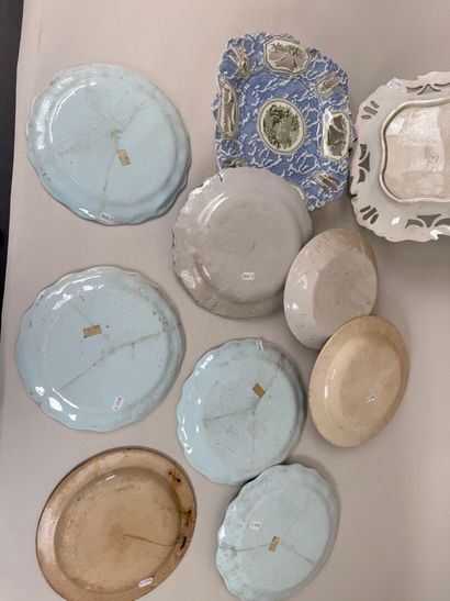 Collection de 8 assiettes en faïence polychrome...