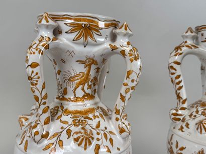 Moustiers.
Paire de vases en faïence crème...