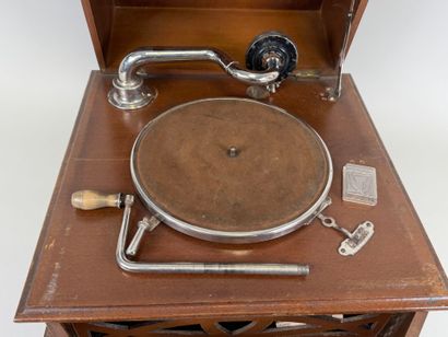SOLEA.
Phonographe mécanique en bois.
30...