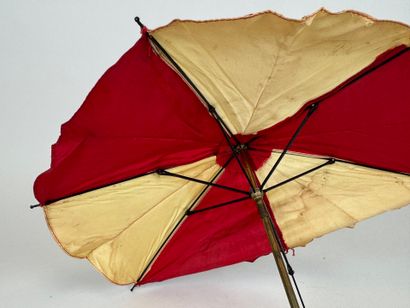 Lot comprenant :
- petite ombrelle ou parapluie...