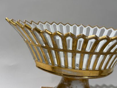 Paris porcelain, 19th century.
Large openwork...
