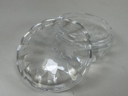 BACCARAT.
Petite bonbonnière en cristal.
Estampillée.
H....