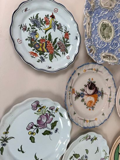Collection de 8 assiettes en faïence polychrome...