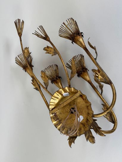 Grande applique en métal doré en forme de...
