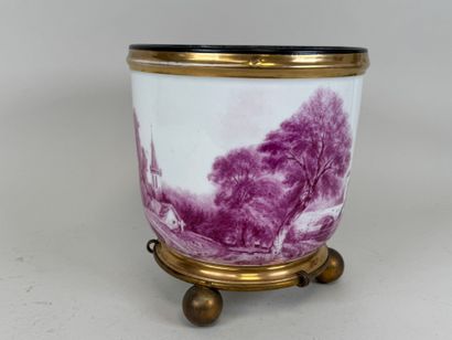 Paris, XIXe.
Grand cache-pot en porcelaine...