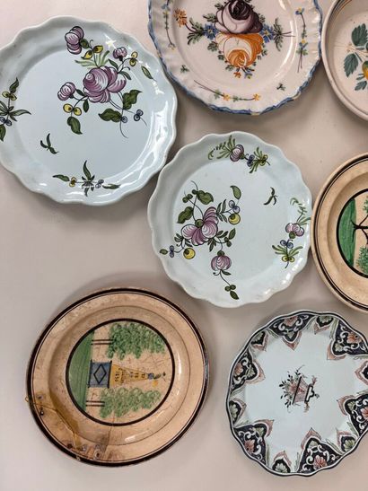 Collection de 8 assiettes en faïence polychrome...