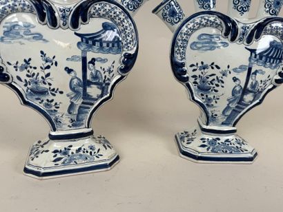 DELFT.
Paire de bouquetières en faïence bleu...